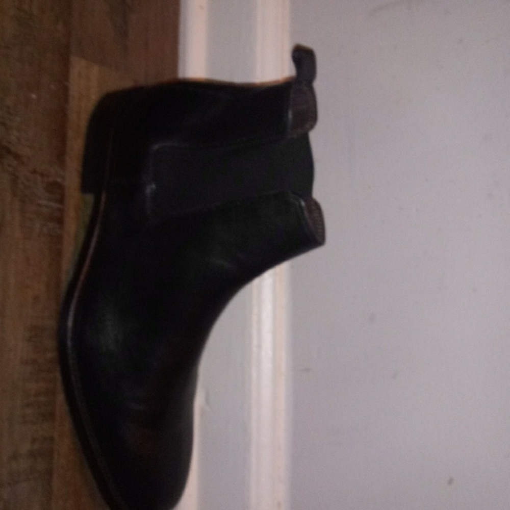 A black men leather boots